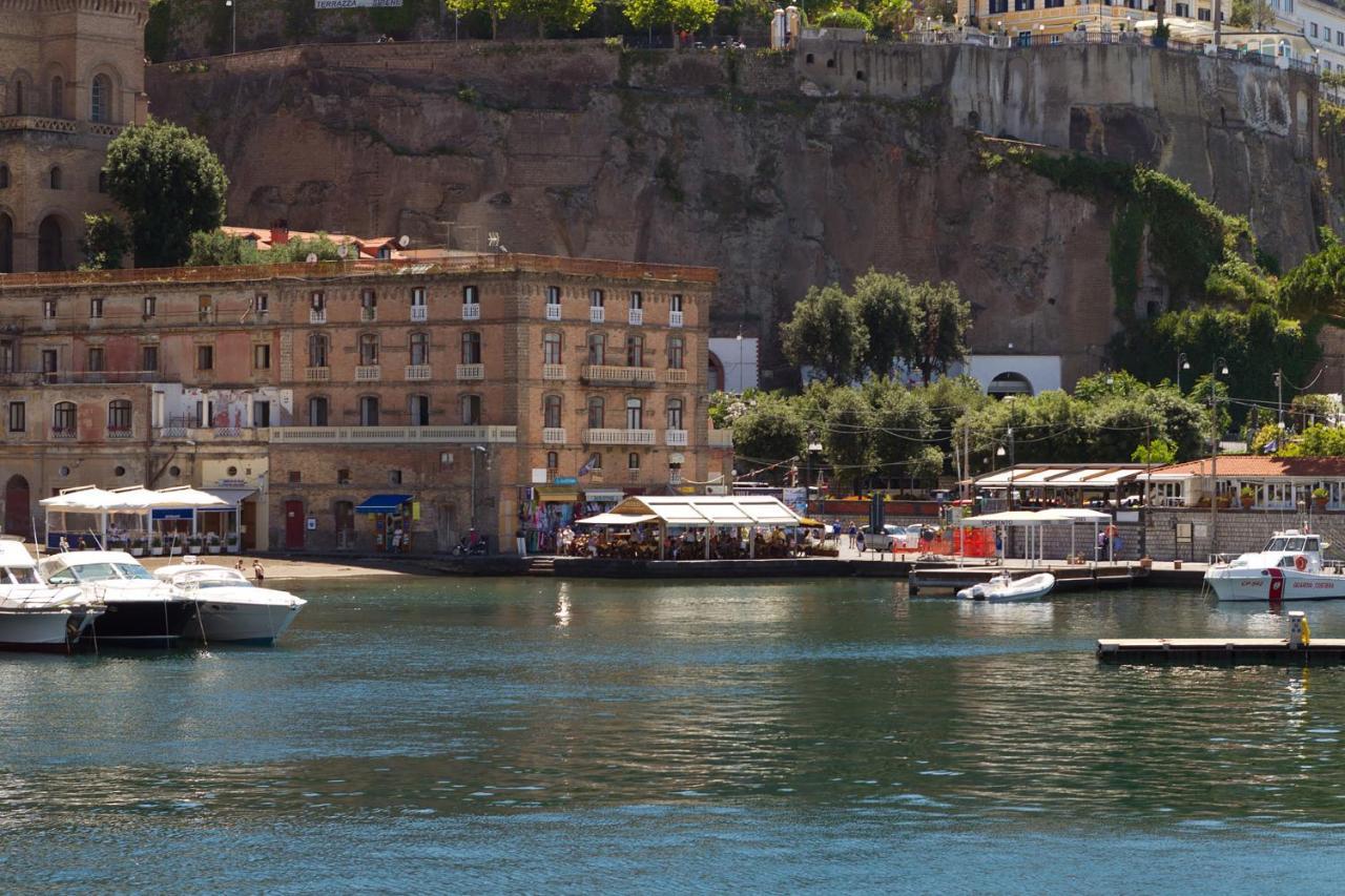 Amore Rentals - La Terrazza Sul Porto Sorrento Bagian luar foto